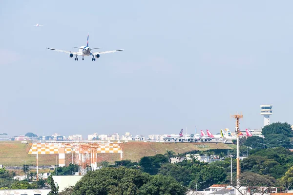 サンパウロ ブラジル 2018 ブラジル サンパウロのコンゴニャス国際空港空港に着陸する航空機 — ストック写真