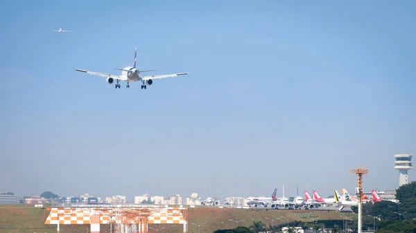 サンパウロ ブラジル 2018 空気平面課税 着陸とサンパウロのコンゴニャス国際空港から離陸 — ストック写真