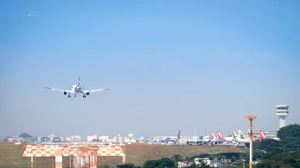 サンパウロ ブラジル 2018 ブラジル サンパウロのコンゴニャス国際空港空港に着陸する航空機 — ストック写真