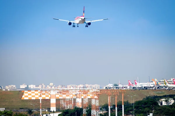 サンパウロ ブラジル 2018 空気平面課税 着陸とサンパウロのコンゴニャス国際空港から離陸 — ストック写真