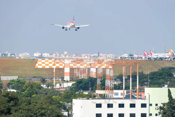 サンパウロ ブラジル 2018 ブラジル サンパウロのコンゴニャス国際空港空港に着陸する航空機 — ストック写真