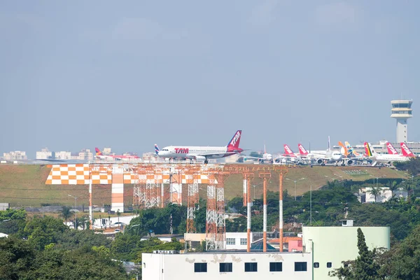 サンパウロ ブラジル 2018 ブラジル サンパウロのコンゴニャス国際空港空港に着陸する航空機 — ストック写真