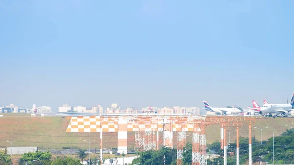 เซาเปาโล บราซ Mai 2018 การจราจรทางอากาศท สนามบ นคองกอนฮาในเซาเปาโล — ภาพถ่ายสต็อก
