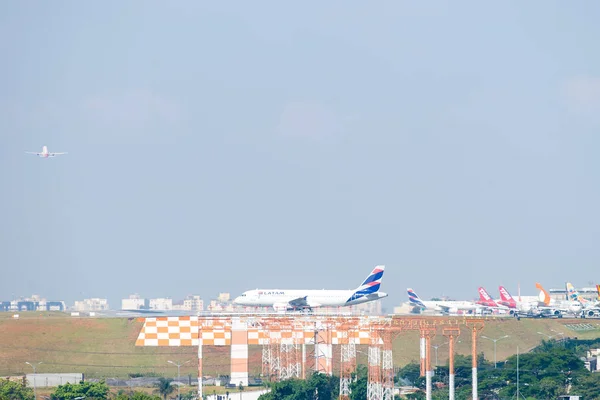 サンパウロ ブラジル 2018 ブラジル サンパウロのコンゴニャス国際空港空港に着陸する航空機 — ストック写真