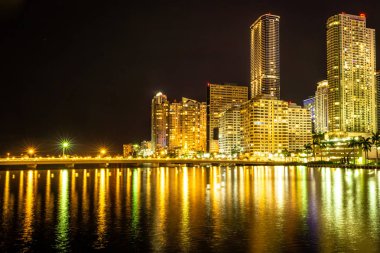 Gece ışık görünümü Florida Miami şehir merkezindeki binaların