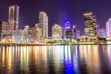 Gece ışıkları ve yansımaları altında Miami şehir manzarası