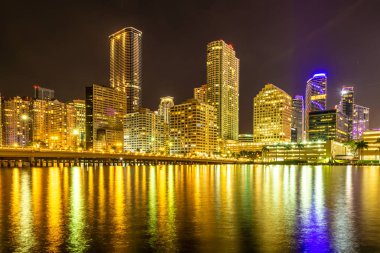Gece ışık görünümü Florida Miami şehir merkezindeki binaların