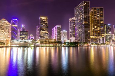 Gece ışıkları ve yansımaları altında Miami şehir manzarası
