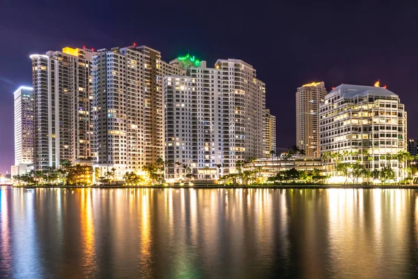 Skyline Chiave Brickell Sotto Luci Notturne Riflessi — Foto Stock
