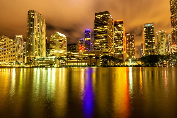 Miami Florida Brickel Anahtar Binaların Gece Işık Görünümü — Stok fotoğraf