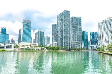 Miami, Amerika Birleşik Devletleri - 10 Haziran 2018: Miami şehir manzarası mimariye yansımaları ile