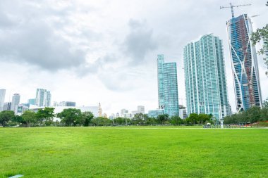 Miami, Amerika Birleşik Devletleri - 10 Haziran 2018: Skycrapers museum yakınındaki park Miami