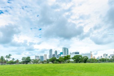 Miami, Amerika Birleşik Devletleri - 10 Haziran 2018: Skycrapers museum yakınındaki park Miami