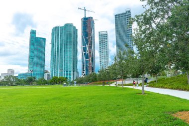 Miami, Amerika Birleşik Devletleri - 10 Haziran 2018: Skycrapers museum yakınındaki park Miami