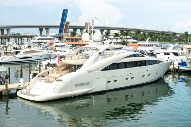 Miami, Amerika Birleşik Devletleri - 10 Haziran 2018: Marina ile lüks tekne Miami'de