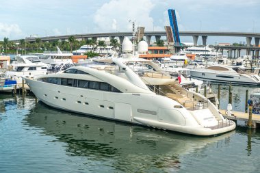 Miami, Amerika Birleşik Devletleri - 10 Haziran 2018: Marina ile lüks tekne Miami'de