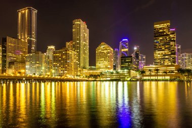 Miami, Amerika Birleşik Devletleri - 12 Haziran 2018: Florida Miami şehir merkezindeki binaların gece ışık görünümü