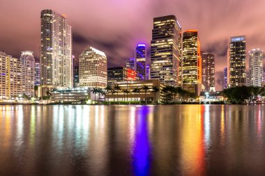 Miami, Amerika Birleşik Devletleri - 12 Haziran 2018: Miami şehir siluetinin altında gece ışıkları ve yansımalar