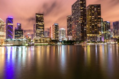 Miami, Amerika Birleşik Devletleri - 12 Haziran 2018: Miami şehir siluetinin altında gece ışıkları ve yansımalar