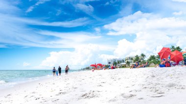 Naples, Amerika Birleşik Devletleri - 13 Haziran 2018: View of Naples beach Florida Meksika Körfezi üzerinde