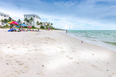 Naples, Amerika Birleşik Devletleri - 13 Haziran 2018: View of Naples beach Florida Meksika Körfezi üzerinde