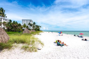 Naples, Amerika Birleşik Devletleri - 13 Haziran 2018: View of Naples beach Florida Meksika Körfezi üzerinde