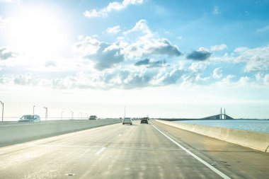 Saint Petersburg, Amerika Birleşik Devletleri - 16 Haziran 2018: St. Petersburg Güney Skyway Köprüsü ve Terra Ceia kuzeyinde