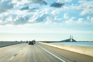 Saint Petersburg, Amerika Birleşik Devletleri - 16 Haziran 2018: St. Petersburg Güney Skyway Köprüsü ve Terra Ceia kuzeyinde