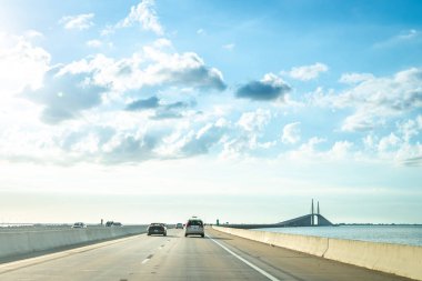 Saint Petersburg, Amerika Birleşik Devletleri - 16 Haziran 2018: Bob Graham Sunshine Skyway Köprüsü aracılığıyla sürüş