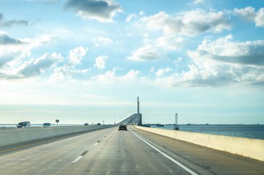 Saint Petersburg, Amerika Birleşik Devletleri - 16 Haziran 2018: Bob Graham Sunshine Skyway Köprüsü aracılığıyla sürüş
