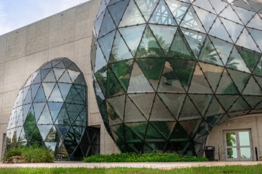 Saint Petersburg, Amerika Birleşik Devletleri - 16 Haziran 2018: arkadan yan görünüm Salvador Dali Müzesi