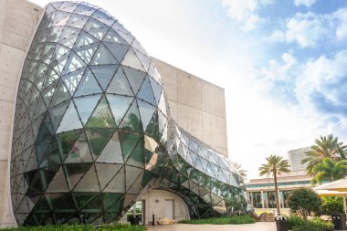 Saint Petersburg, Amerika Birleşik Devletleri - 16 Haziran 2018: arkadan yan görünüm Salvador Dali Müzesi