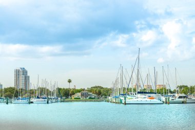 Yelkenli bir sürü güzel Marina 