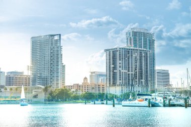 Yelkenli bir sürü güzel Marina 