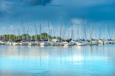 Yelkenli bir sürü güzel Marina 
