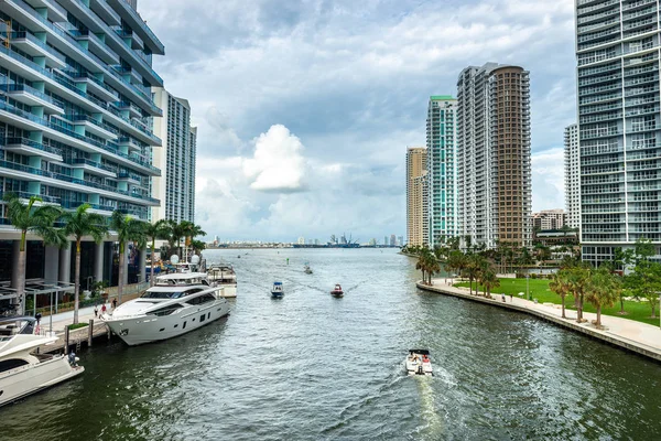 Vue du centre-ville de Miami avec de nombreux bâtiments — Photo