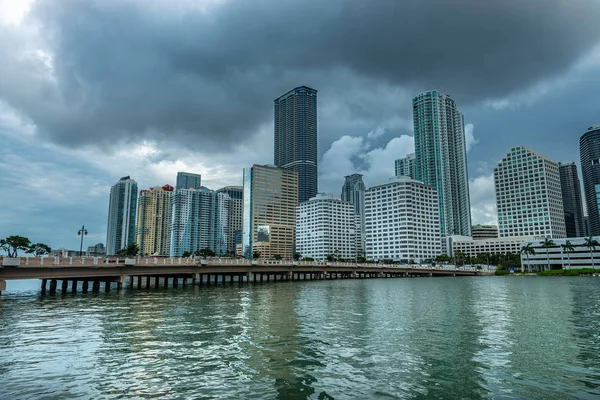 Vista del centro de Miami con muchos edificios — Foto de Stock