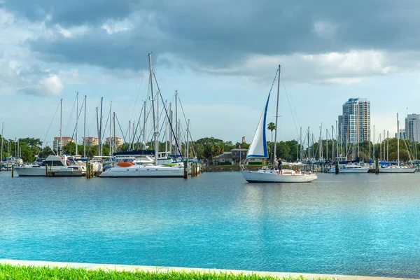 Nice Marina com um monte de veleiros — Fotografia de Stock