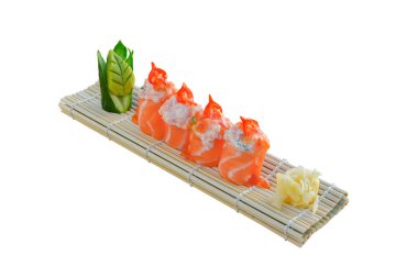Soslu somon sashimi rulo. beyaz izole arka plan
