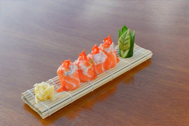 Sos ve peper somurtucu ile Somon sashimi rulo