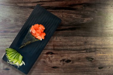 Somon sashimi temaki rulo. Japon deniz ürünleri