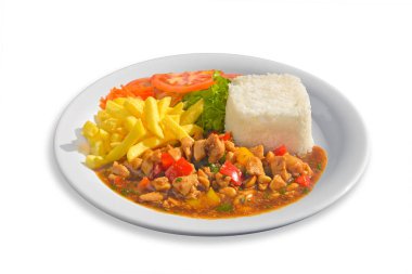 Pirinç, patates kızartması ve salata kenarları ile Satranç tavuk