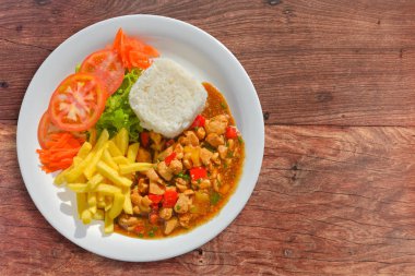 Pirinç, patates kızartması ve salata kenarları ile Satranç tavuk