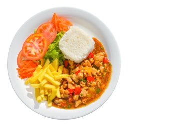 Pirinç, patates kızartması ve salata kenarları ile Satranç tavuk