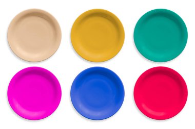 Beyaz arka planda izole edilmiş renkli seramik yuvarlak plakalar