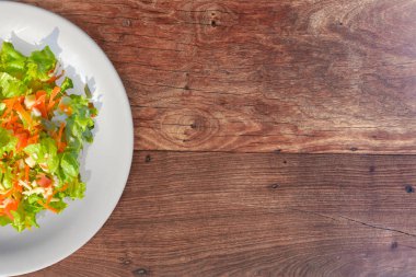 Ahşap bir arka plan üzerinde lezzetli taze salata