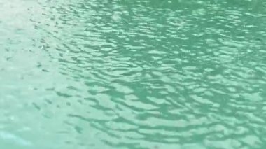 Bir yüzme havuzunun üzerine düşen yağmur damlaları gibi. 240 fps 'de vuruldu..