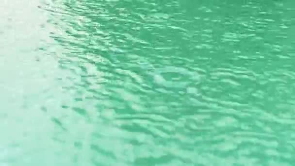 Des Gouttes Pluie Tombent Ciel Sur Une Piscine — Video