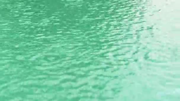 Regentropfen Fallen Vom Himmel Über Ein Schwimmbad — Stockvideo