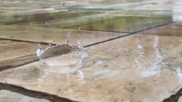 Regentropfen Fallen Vom Himmel Über Einen Steinboden Rund Einen Pool — Stockvideo